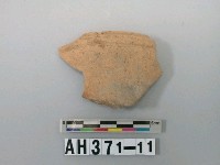 藏品(灰褐色夾砂陶口緣殘件)的圖片